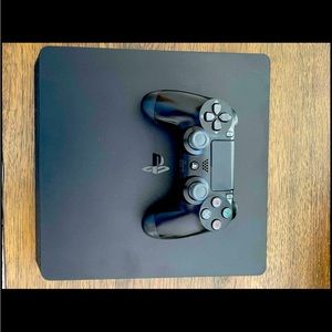 Sony PlayStation 4 slim 1 TB along with six games